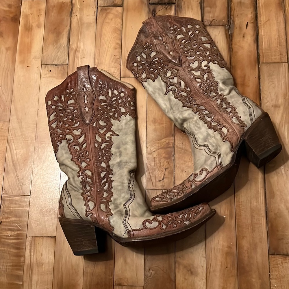 Corral Western Boots. Sz9. Grayish/Maroon trimmed 2 inch heel.